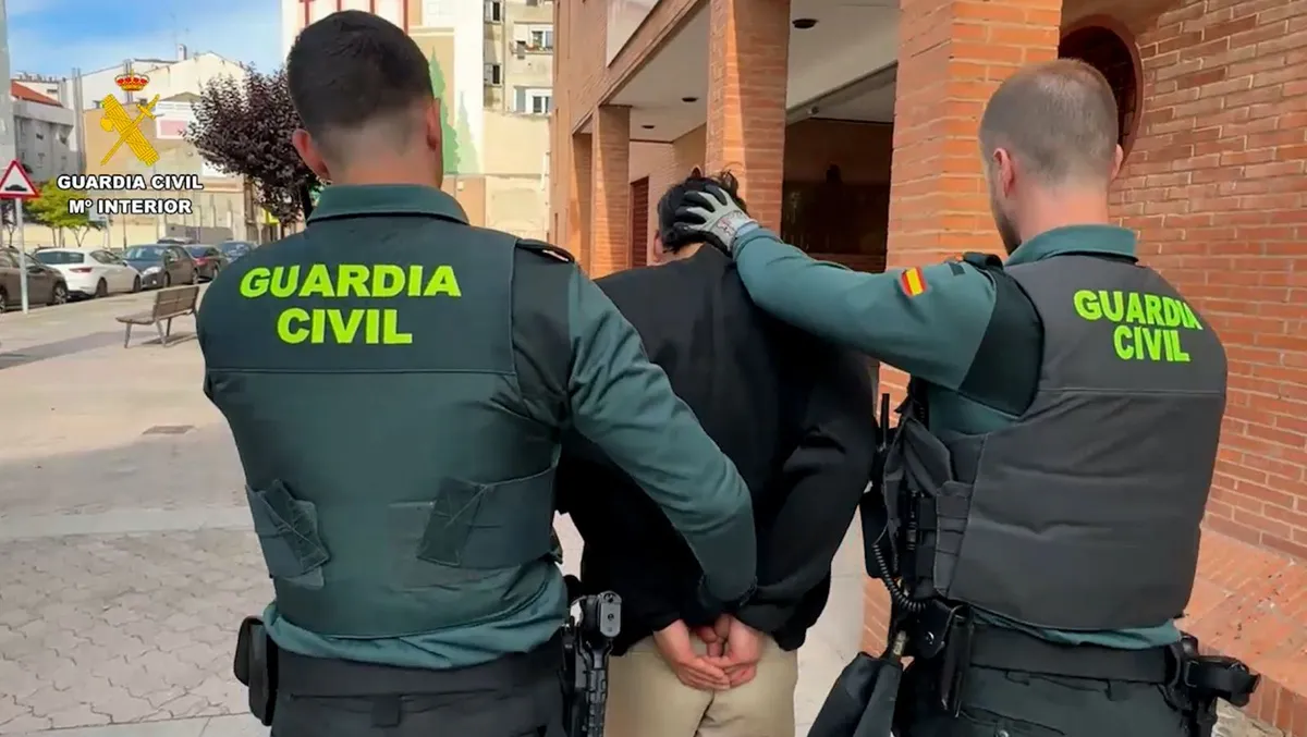 Caos total: 30 robos y el Gobierno le tramita la residencia