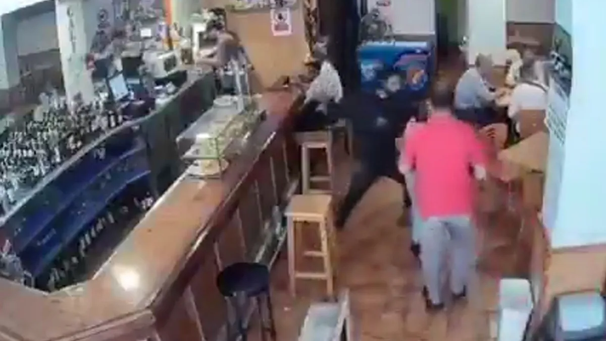 Vídeo con imágenes sensibles: anciana agredida sin motivo en Errenteria por un magrebí en un bar