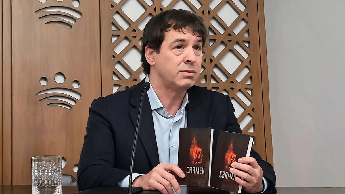 El "hermanísimo" oye campanas y eso le convirtió en director