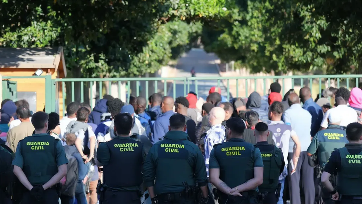 70 inmigrantes se amotinan en Alicante y exigen papeles ya