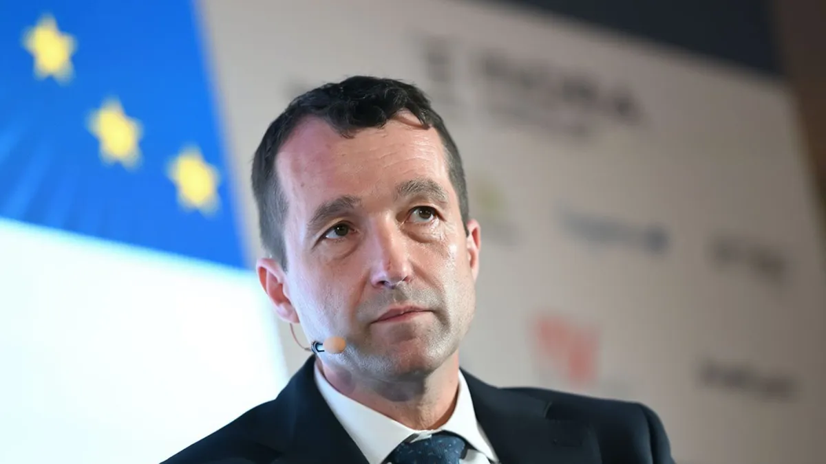 El Gobierno exige el cese inmediato de Escribano al frente de Indra