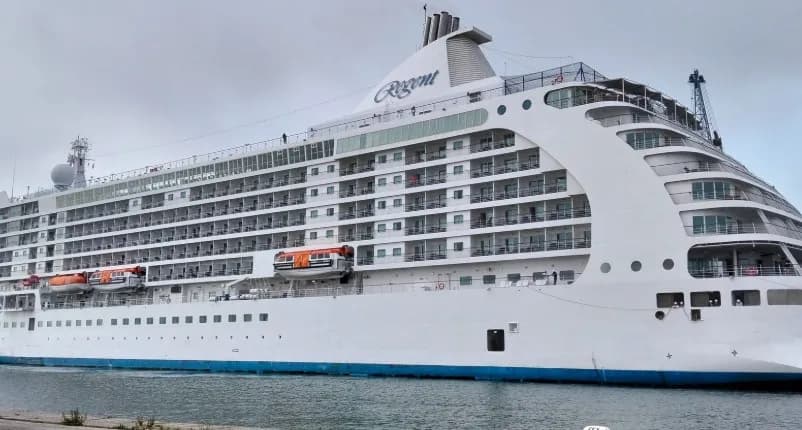 Fuego en alta mar: un ferry con 155 pasajeros a bordo queda a la deriva en Italia