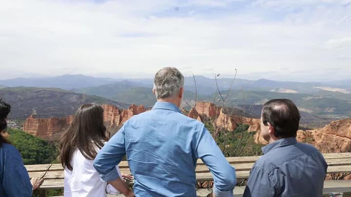 El Rey Felipe VI, "Desolado" por la Devastación de los Incendios, Visita las Zonas Afectadas
