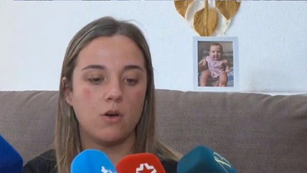 La madre de la bebé de 16 meses fallecida sospecha de que su pareja la quemó «por celos»