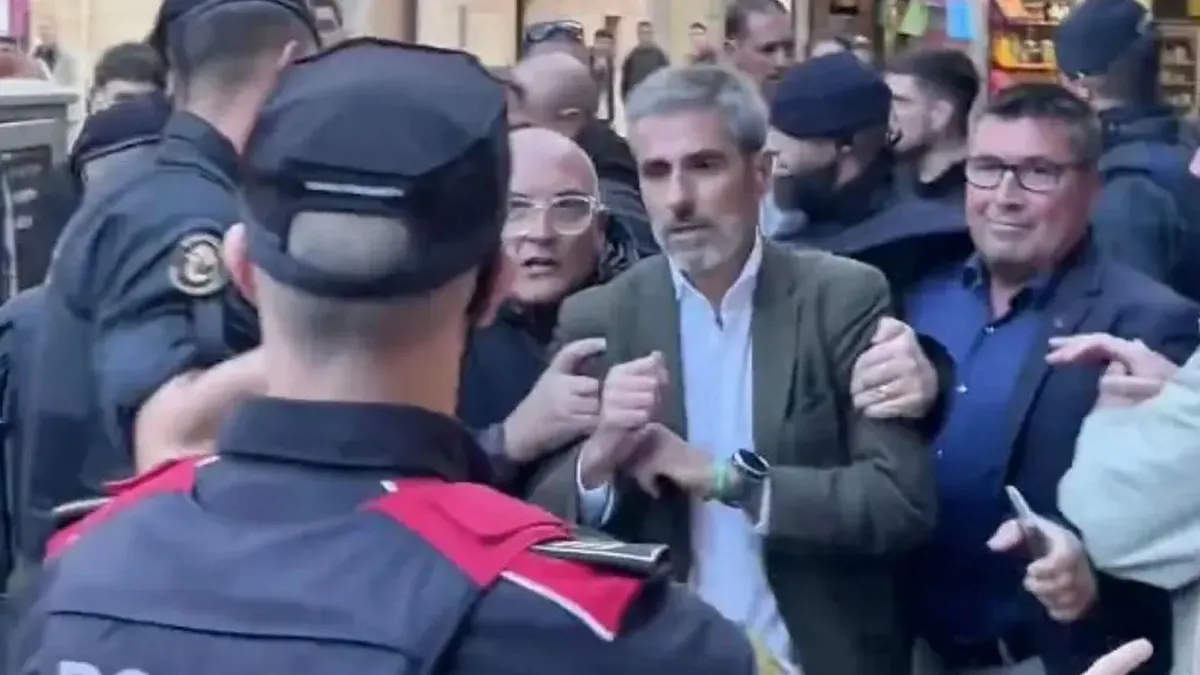 Radicales de izquierda intentan agredir al Concejal de Vox Gonzalo de Oro en Barcelona
