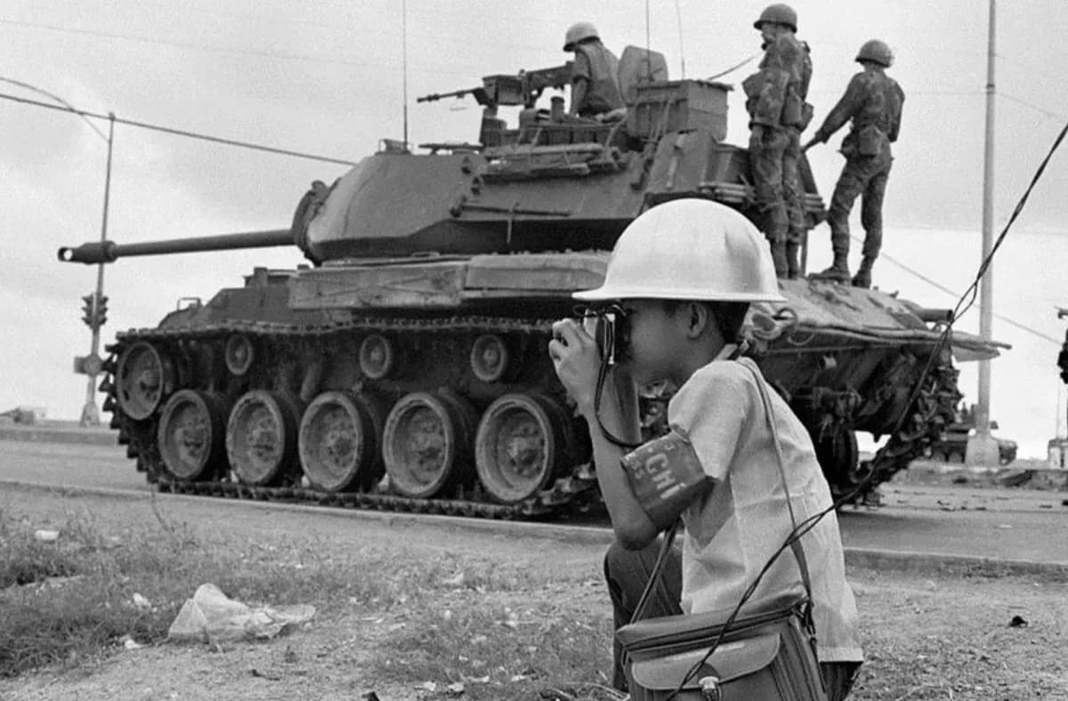 El Niño que Desafió la Guerra: La Historia de Lo Manh Hung, el Fotógrafo de 12 Años en Vietnam